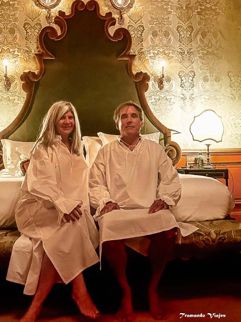 Pijamas de inspiración histórica ofrecidos durante la estadía en el château