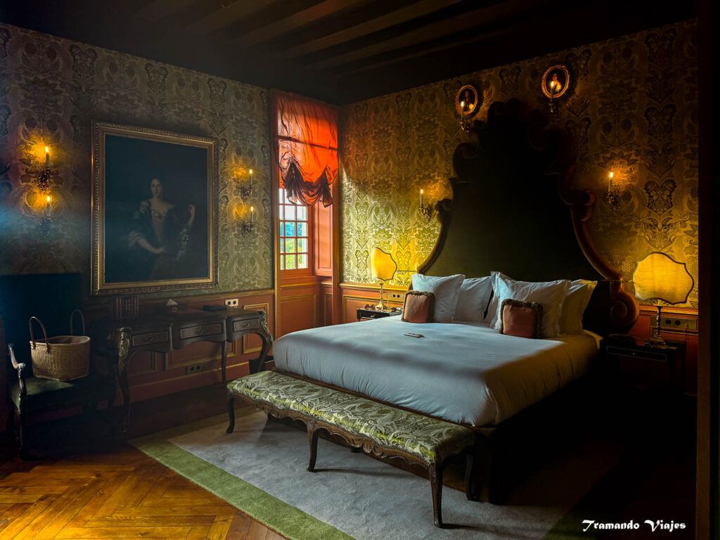 Habitación Louise de La Vallière con cama de estilo clásico y decoración de época