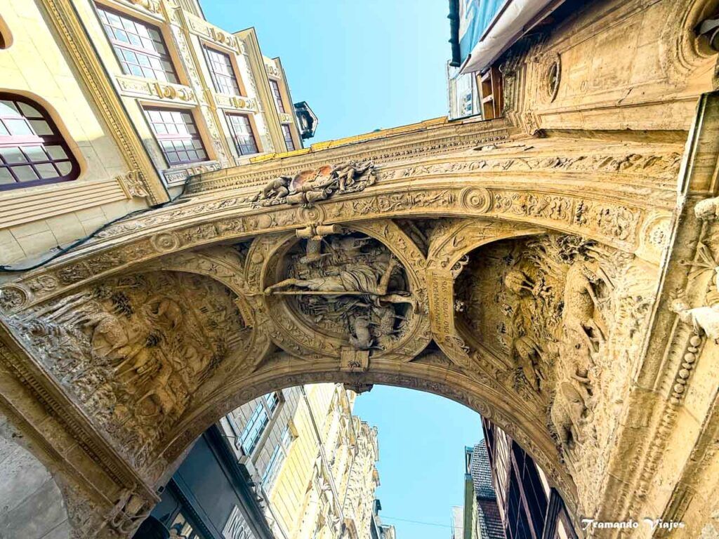 Detalle de las esculturas del arco del Gros-Horloge de Rouen