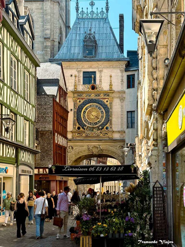 Reloj astronómico Gros-Horloge sobre una calle medieval de Rouen