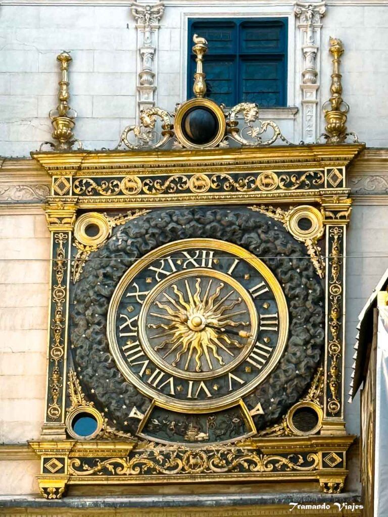 Detalle de la esfera dorada del Gros-Horloge