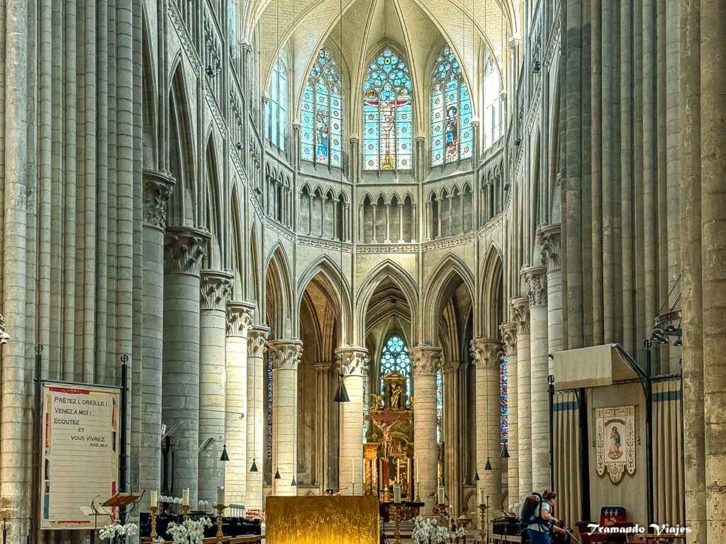 Interior de la Catedral de Rouen con sus bóvedas góticas y vitrales
