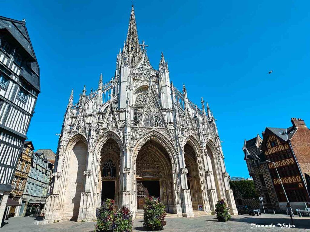 Fachada gótica flamígera de la iglesia de Saint-Maclou en Rouen