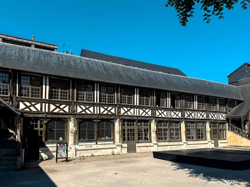 Patio y galerías de entramado de madera del Aître Saint-Maclou