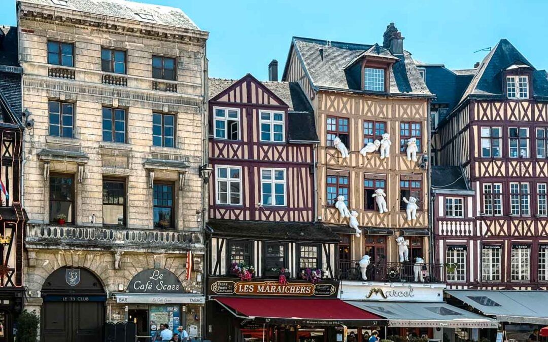 Casas tradicionales de entramado de madera en el centro histórico de Rouen