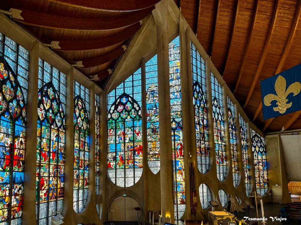 Vitrales renacentistas en el interior de la iglesia de Santa Juana de Arco de Rouen